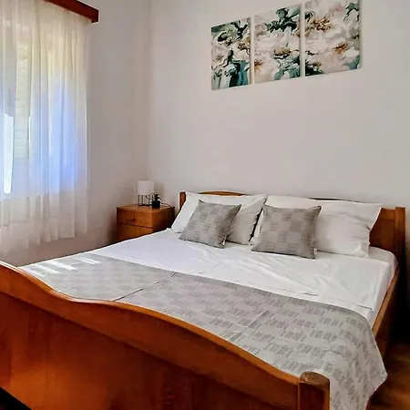 Pet Friendly In With Kitchen