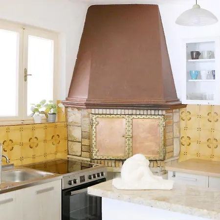 Pet Friendly In With Kitchen *