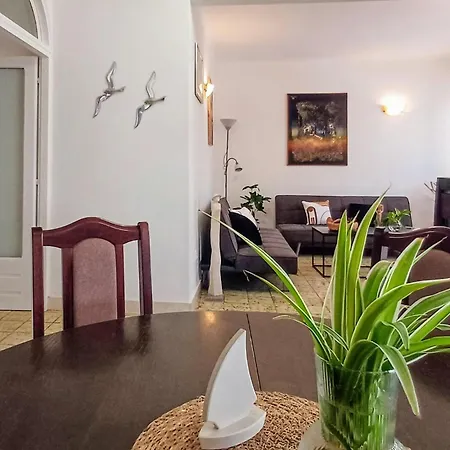 Pet Friendly In With Kitchen *